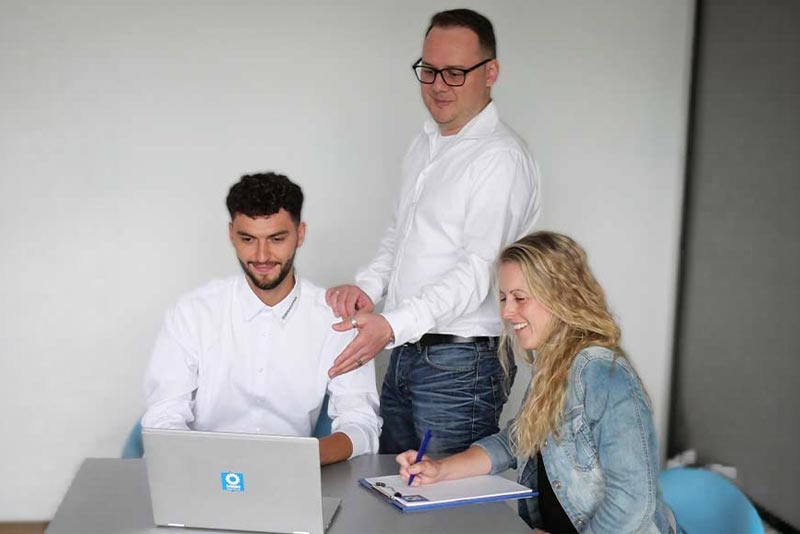 Drei Ringhoffer Mitarbeiter beim Austausch